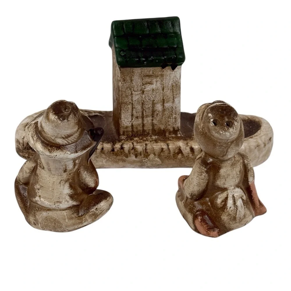 Charming Ceramic Salt & Pepper Ma & Pa Outhouse Figurine/Green Roof EUC Vintage